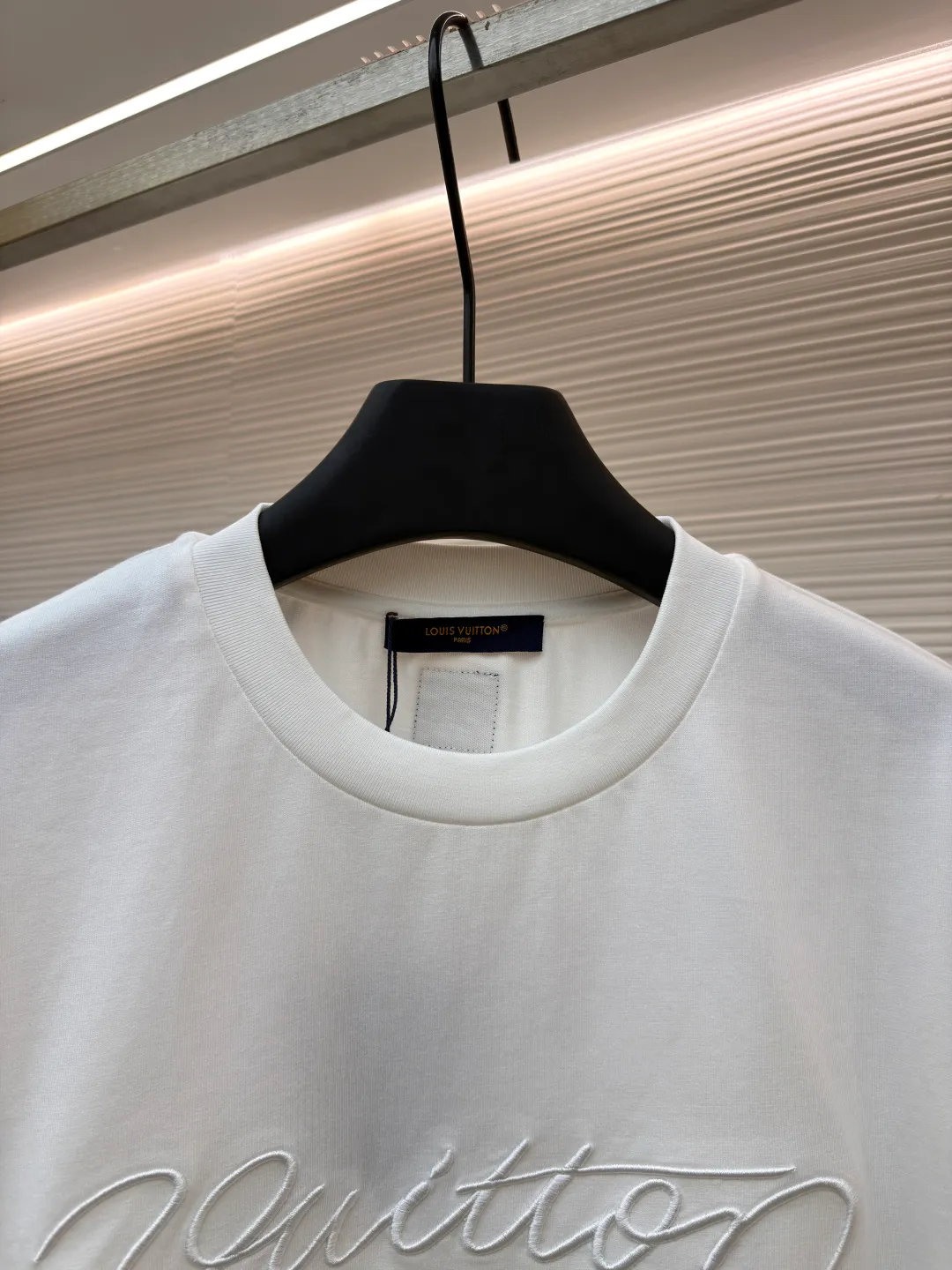 LOUIS VUITTON round neck short sleeves with hand-printed embroidery ●Original version: Purchased and developed at 9749 ●Item number: 1681489-X95 ●Material: long-staple cotton ●Technology: embroidery production ●Color: white ●Type: fitted version ●Weight: about 285 grams ●Size: S-M-L-XL ●Description: This Louis Vuitton women's short-sleeved T-shirt is exquisitely crafted. The fabric is made of high-count combed cotton and has been treated with mercerization. It feels soft and skin-friendly and has a high-grade luster. The brand logo on the chest adopts three-dimensional embroidery technology. The embroidery thread is specially dyed and reinforced. During the embroidery process, precise computer positioning and manual trimming are combined to make the letters smooth and three-dimensional and full of texture. The ribbing technology on the neckline has been woven and shaped many times to fit the neck and not be easily deformed. The body adopts seamless splicing technology to reduce friction and improve wearing comfort. From fabric selection to detailed embroidery, every craftsmanship demonstrates the brand's exquisite control of simple items. The overall wiring is straight and delicate, the fabric is comfortable and soft, and the color is consistent without color difference. It can be matched with the same style to create a fashionable look and control various occasions. Customized accessories, complete with three standards, same style for men and women!